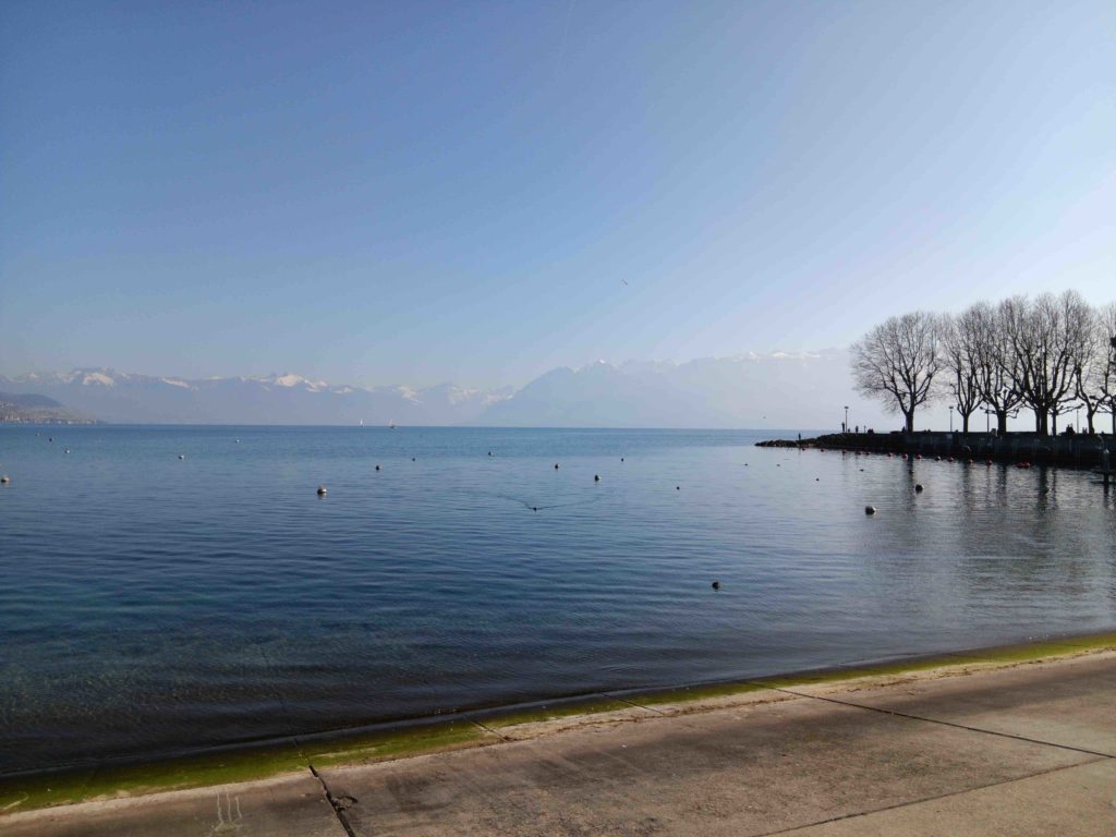 Il faut environ 30 minutes pour rejoindre Évian depuis Lausanne en bateau avec la CGN