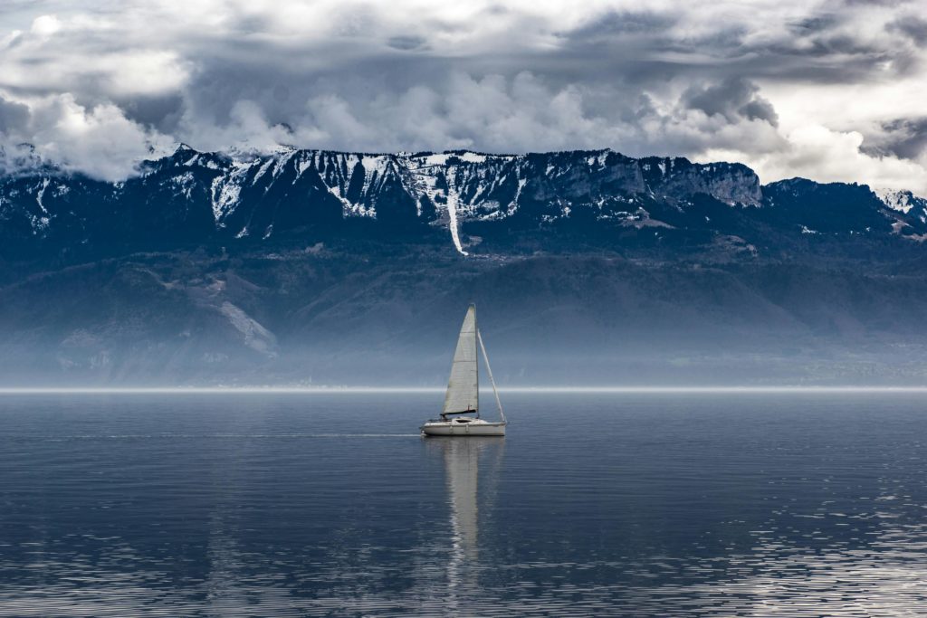 Le Guide Complet des Voiliers Adaptés aux Lacs Suisses