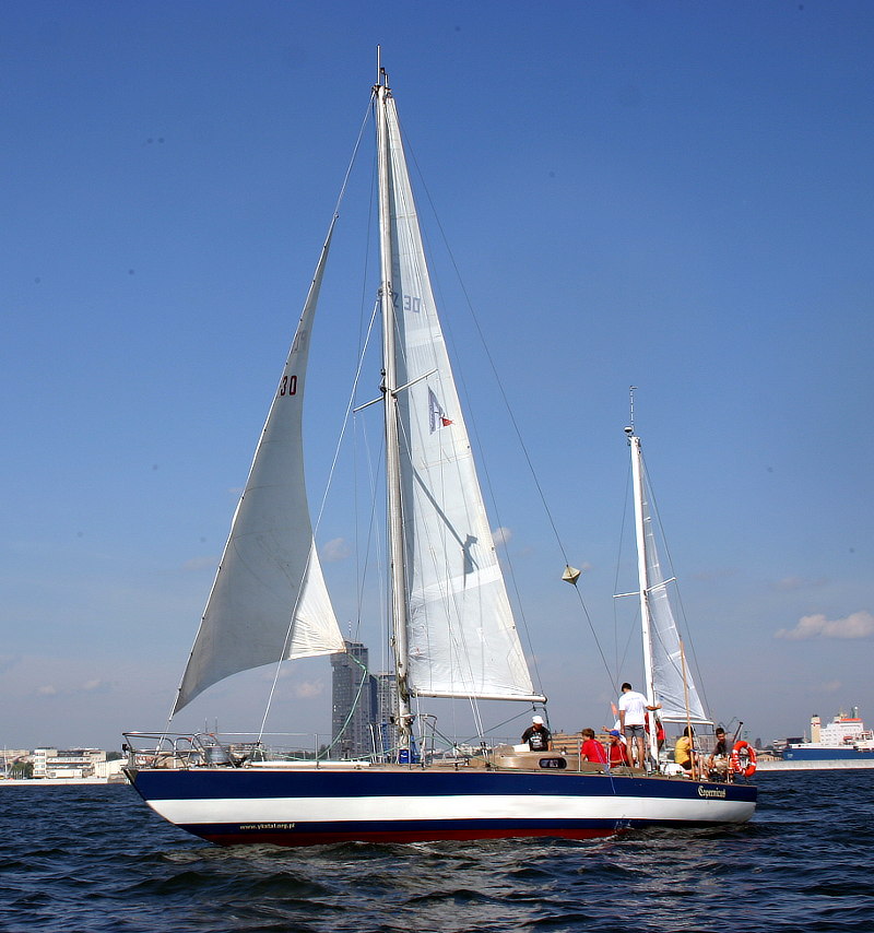 Quel choix pour la navigation sur les lacs suisses ? Monocoques vs Multicoques