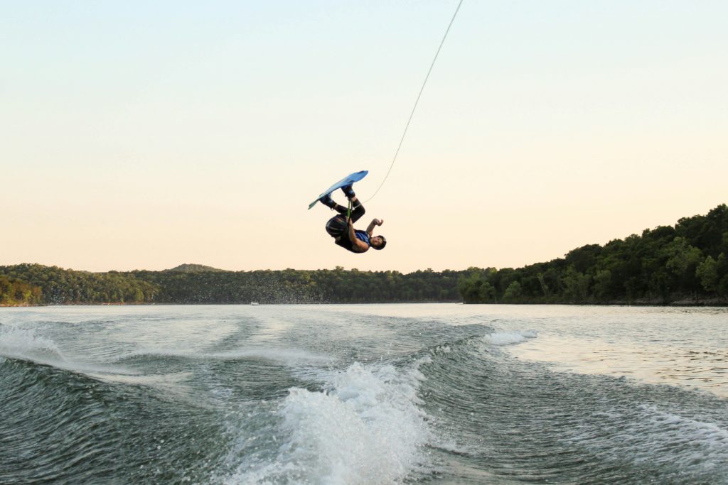 La Suisse est un paradis pour les amateurs de sports nautiques. Du wakeboard au ski nautique, en passant par le kite surf.