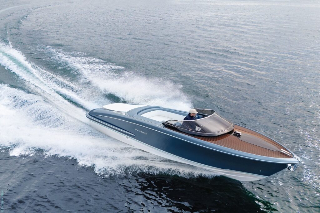 Riva électrifie un runabout classique : élégance, luxe et performances